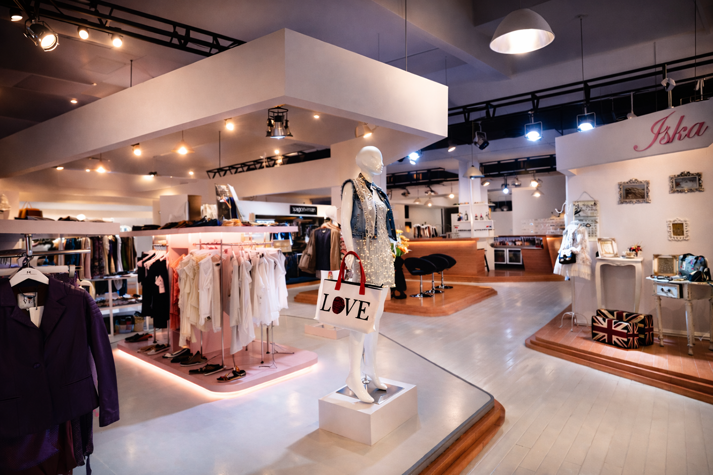 DELICES FASHION SHOWROOM - Gallery Image