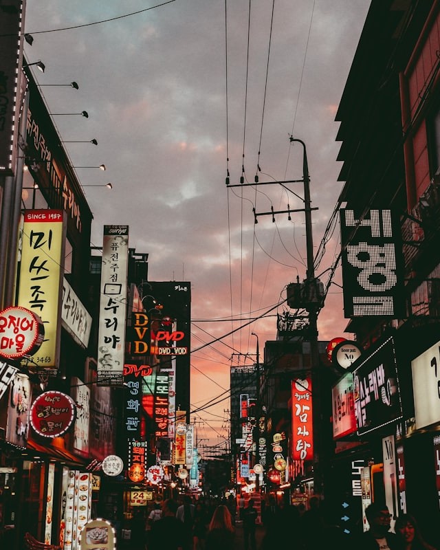 Urban Observation as Interior Design Method: Reading Cities, Building Atmosphere